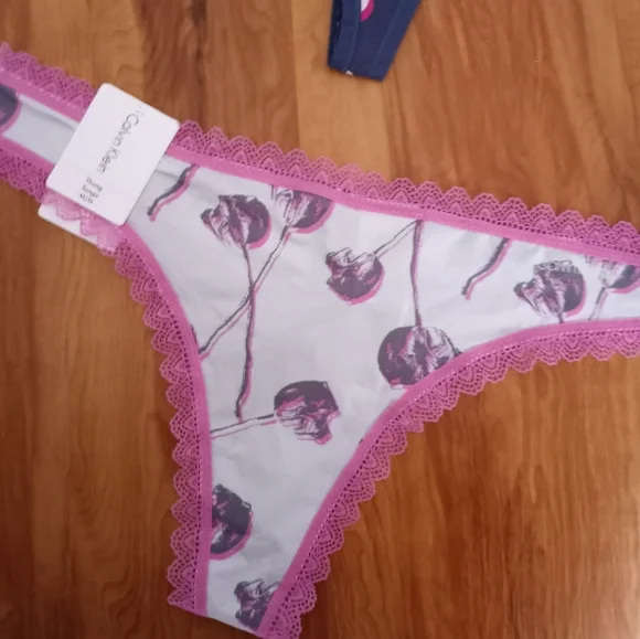 Calvin Klein Medium Thongs Bundle - Picture 5 of 9